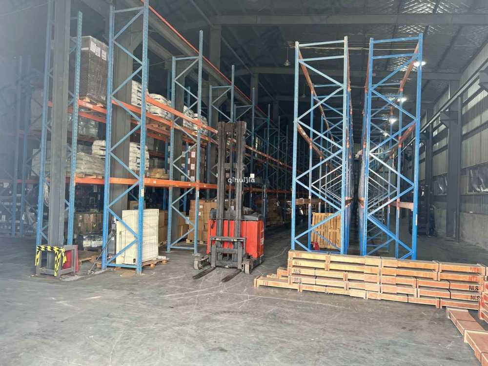 门口双向四车道,超大场地,有恒温库