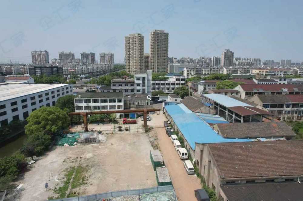 五亩空地,边上还有一排房子可以使用