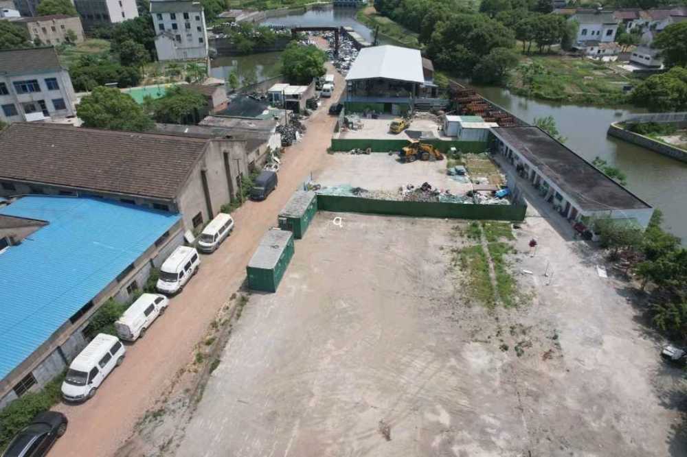 五亩空地,边上还有一排房子可以使用