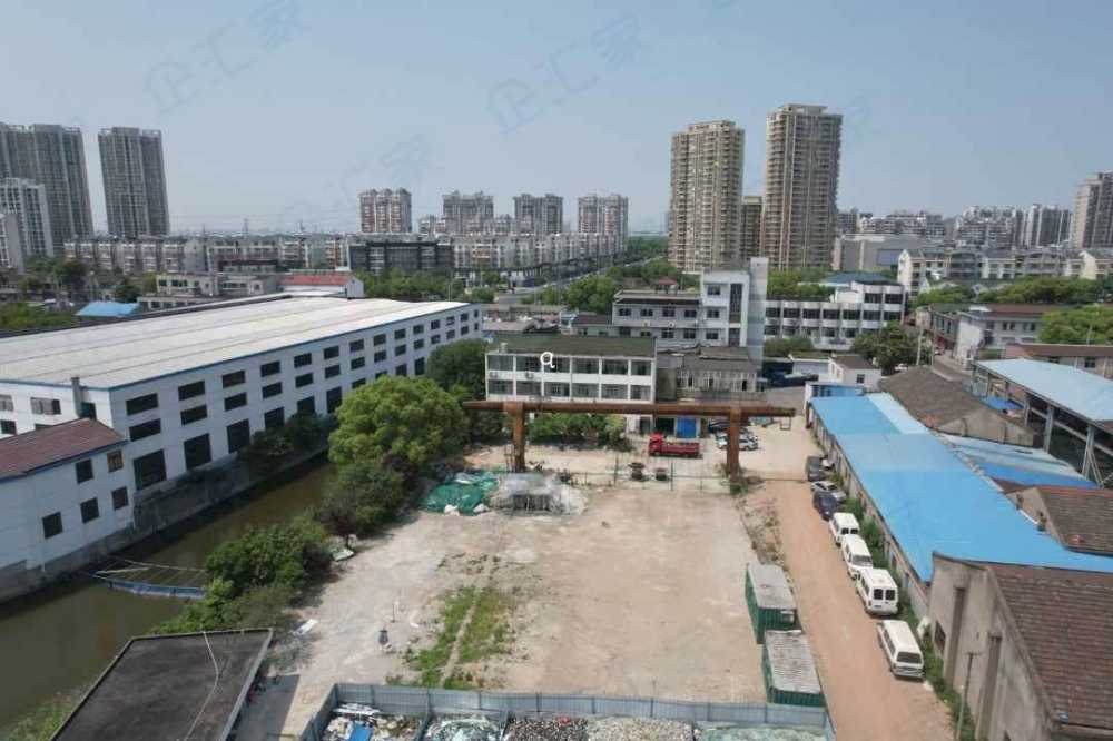 五亩空地,边上还有一排房子可以使用
