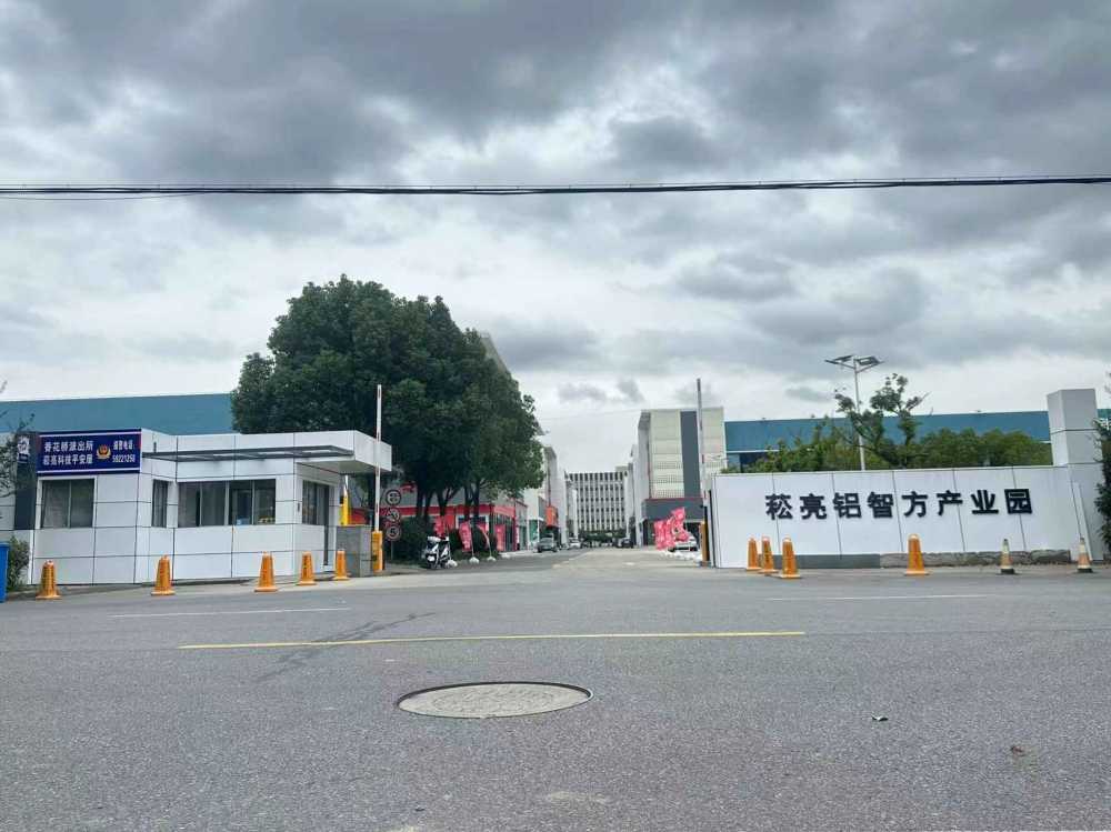 每栋一层7800平,二层6000平,展厅区96平起租
