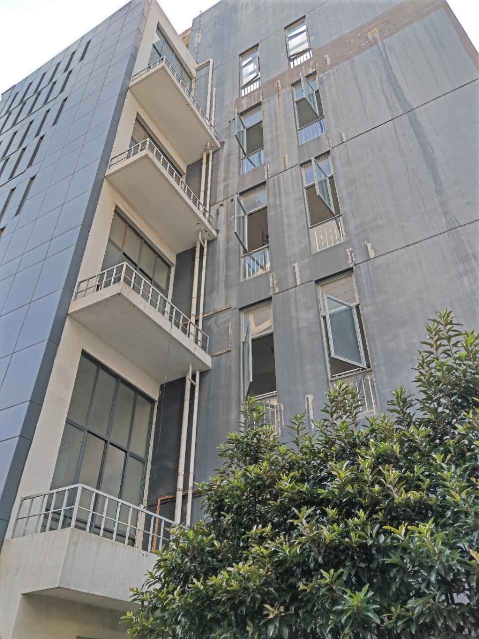 电梯2部,配电100KVA,层高5.2米