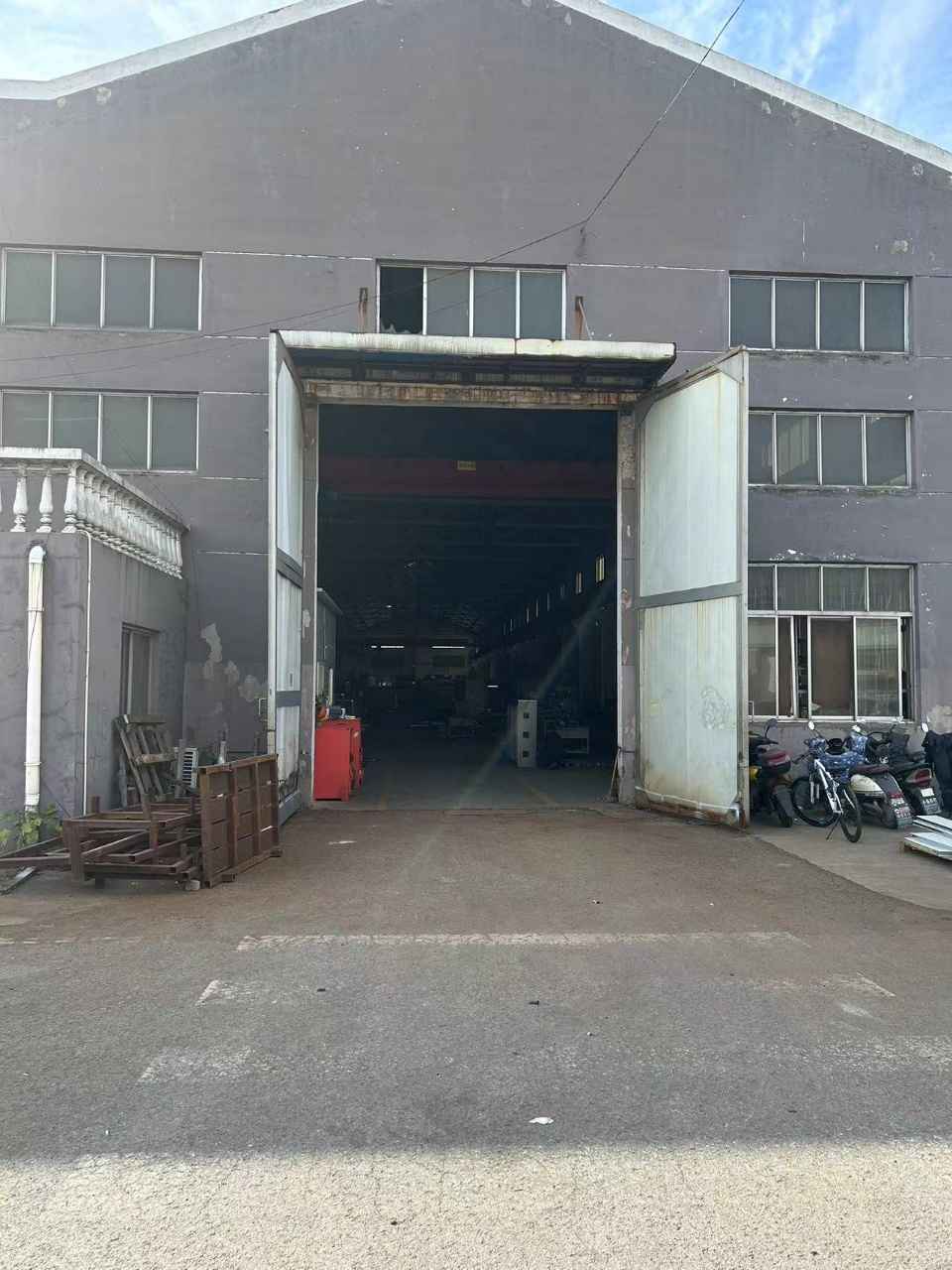 两部行车,机械性厂房,大车好进出