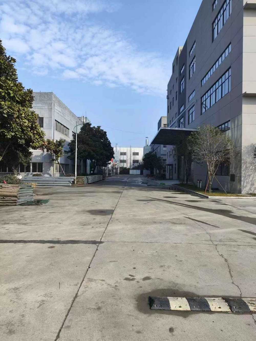 配有5吨两部大货梯,层高10米,交通便利,丙二类标准厂房