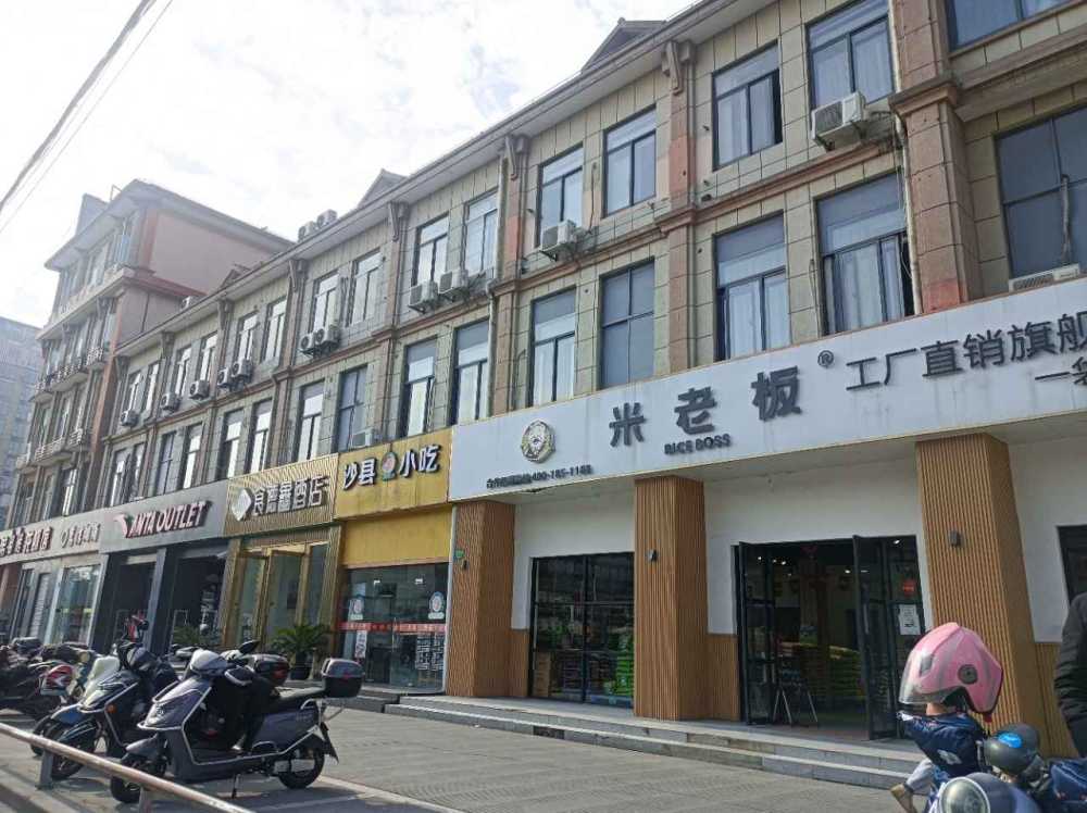 交通便利 ,电梯层高3米