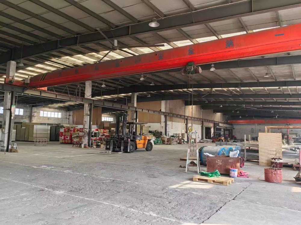 层高8.2米,砖混结构,带行车