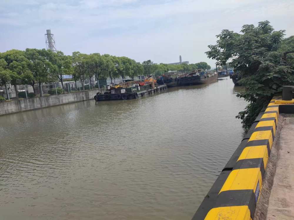 高度8米,码头600吨,两台吊机