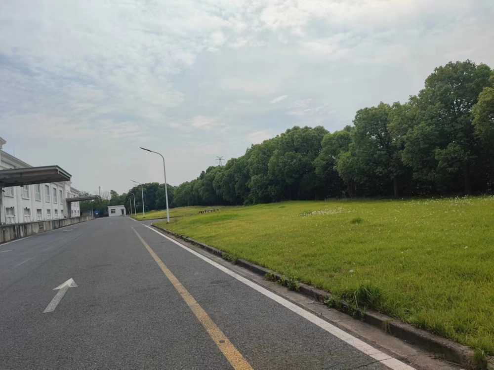 高度8米,码头600吨,两台吊机