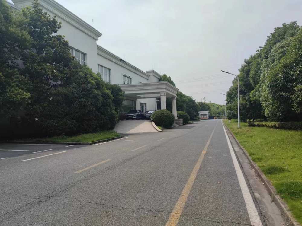 高度8米,码头600吨,两台吊机
