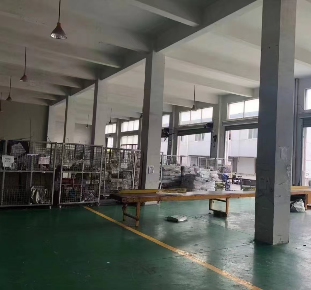 独门独院，可分租，,大车随意掉头，