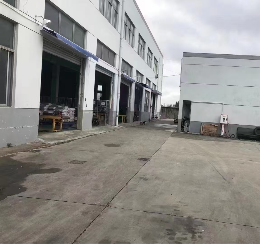独门独院，可分租，,大车随意掉头，