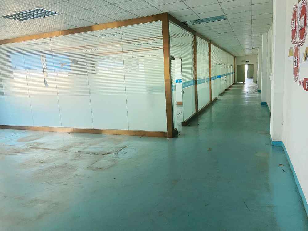 周边配套设施齐全,距离地铁口800米